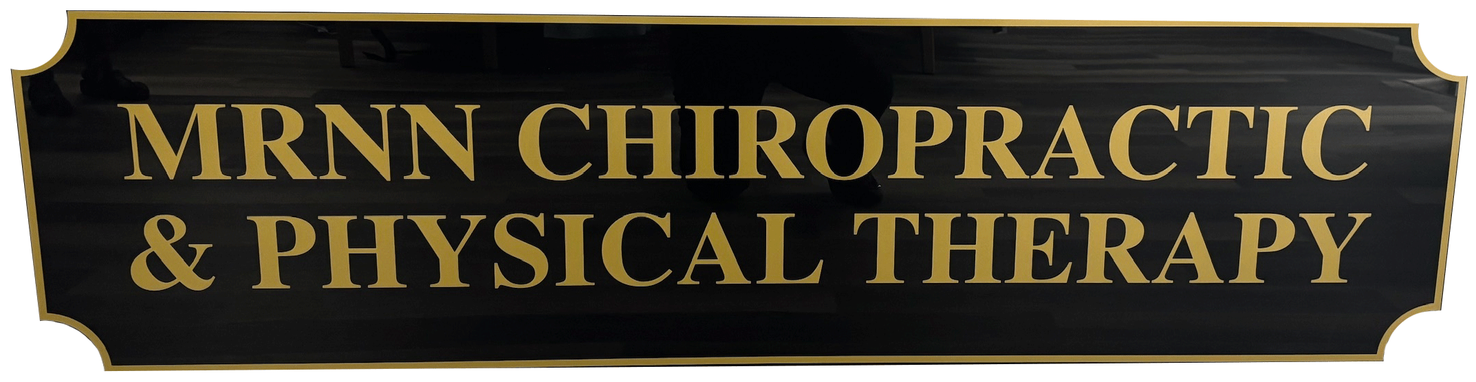 'n Swart teken met goue letters lui "MRNN CHIROPRAKTIESE & FISIESE TERAPIE". 'n Swart teken met goue letters lui "MRNN CHIROPRAKTIESE & FISIESE TERAPIE"